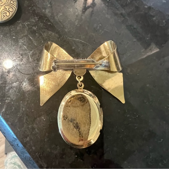 RARE Vintage bow tie brooch w dangling cameo oval locket - Picture 3 of 5